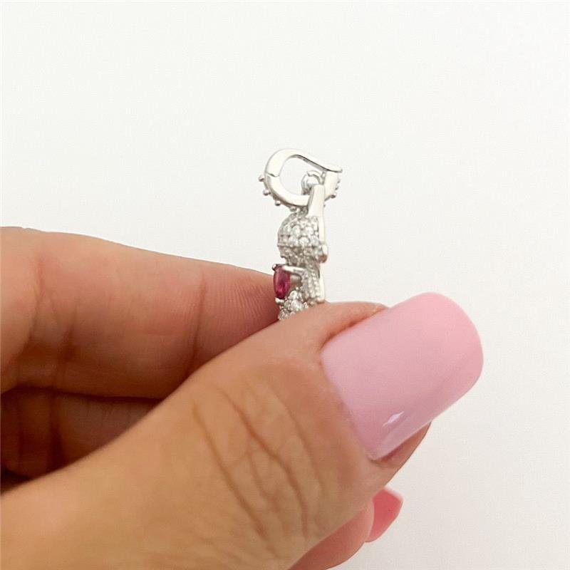 PINGENTE MENINA FECHO CLICK CRAVEJADO PEDRA RUBI PRATA 925 COM BANHO DE RÓDIO