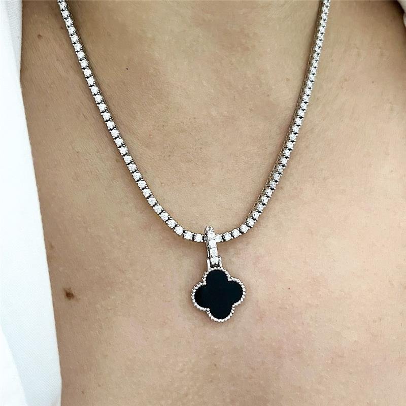 PINGENTE VANCLEEF ONIX CRAVEJADO CLICK PRATA 925