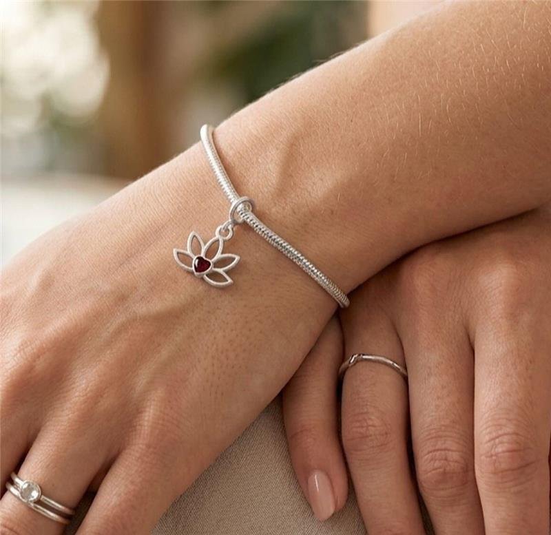 BERLOQUE FLOR DE LÓTUS EM PRATA 925 PUREZA E ILUMINAÇÃO EM JOIA