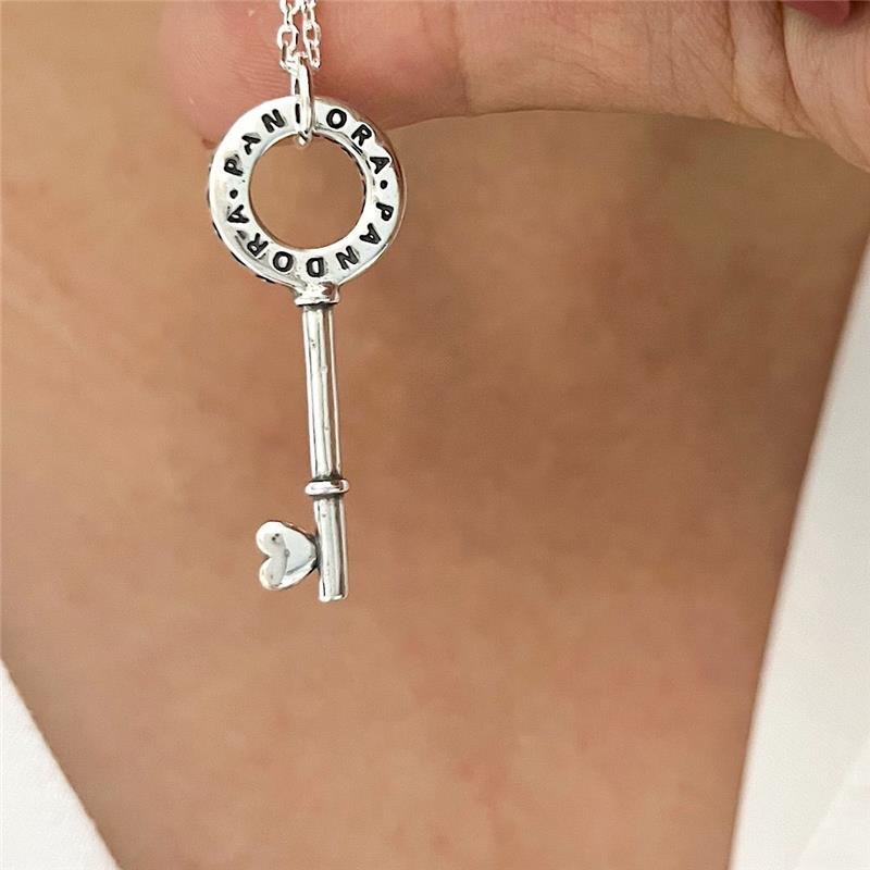 COLAR INSPIRAÇÃO PANDORA CHAVE CRAVEJADA PRATA 925
