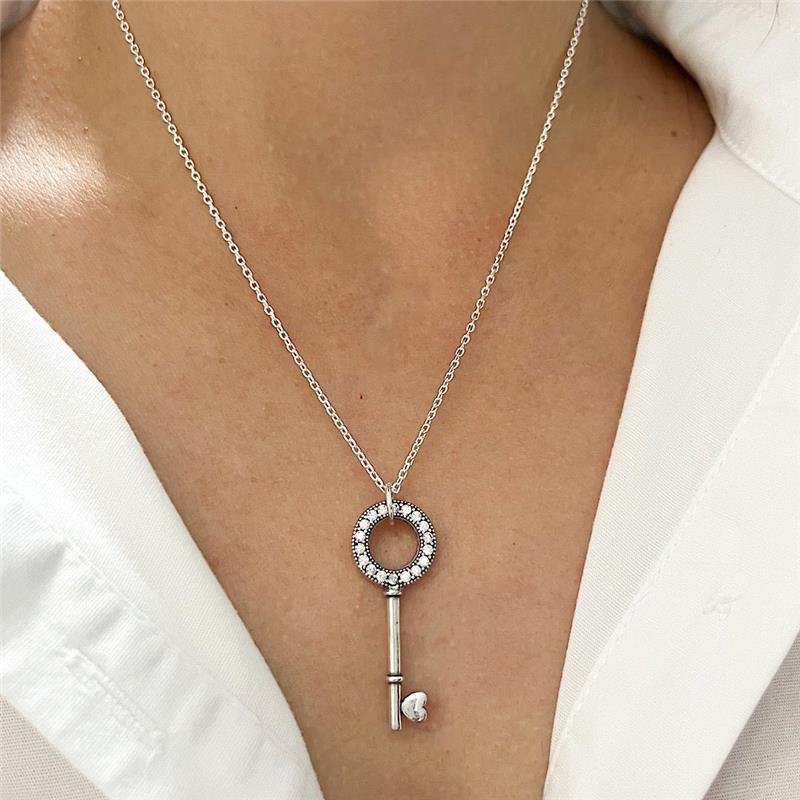 COLAR INSPIRAÇÃO PANDORA CHAVE CRAVEJADA PRATA 925