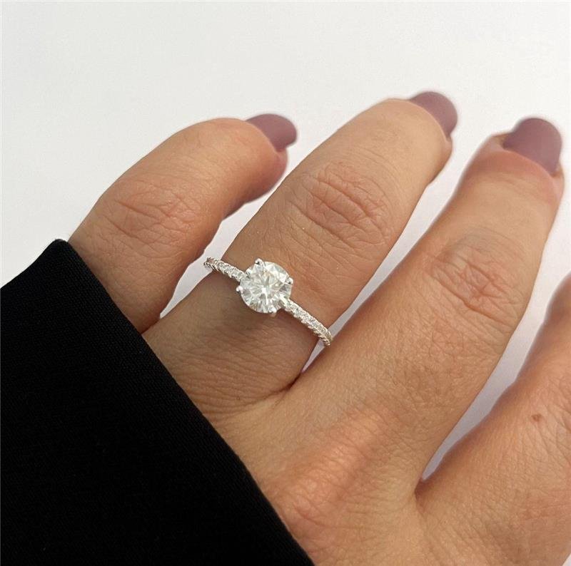 ANEL MOISSANITE SOLITÁRIO 6.5 MM ARO CRAVEJADO PRATA 925