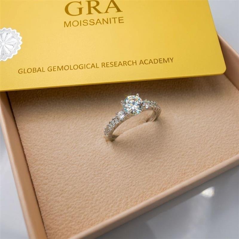 ANEL MOISSANITE SOLITÁRIO 6.5 MM ARO CRAVEJADO PRATA 925