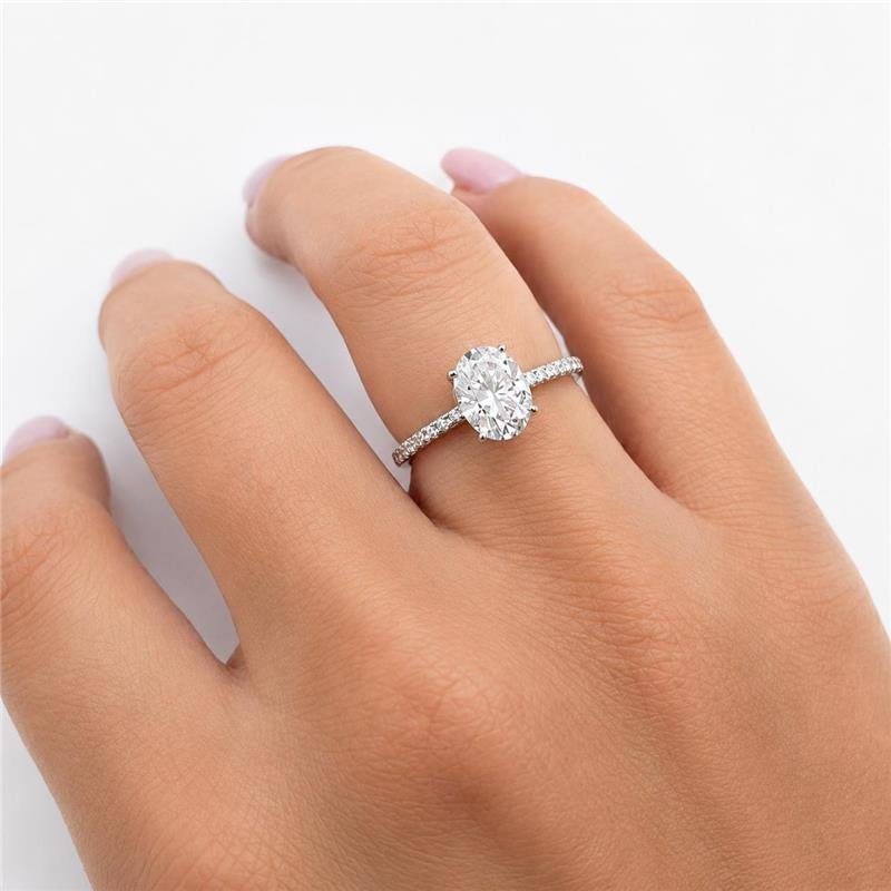 ANEL SOLITÁRIO MOISSANITE OVAL ARO CRAVEJADO PRATA 925