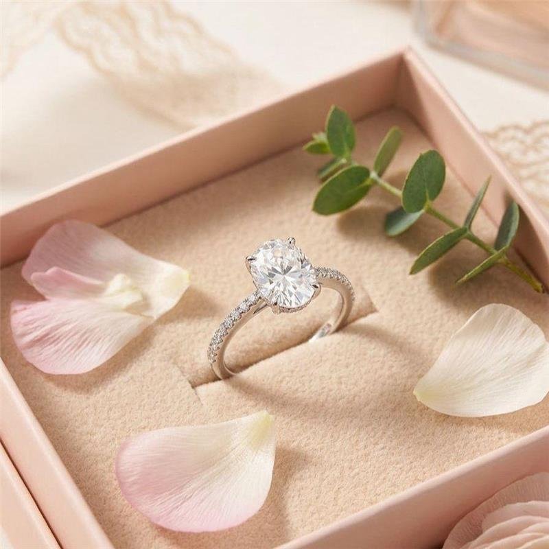 ANEL SOLITÁRIO MOISSANITE OVAL ARO CRAVEJADO PRATA 925